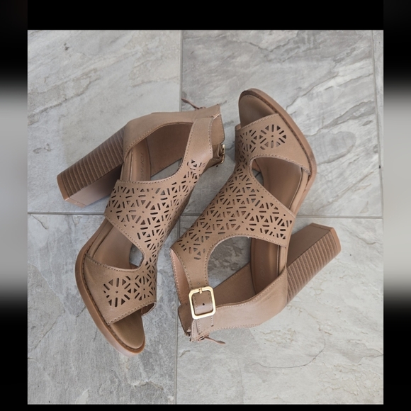 TOP Moda Cut-Out Tan Heels - Picture 5 of 7